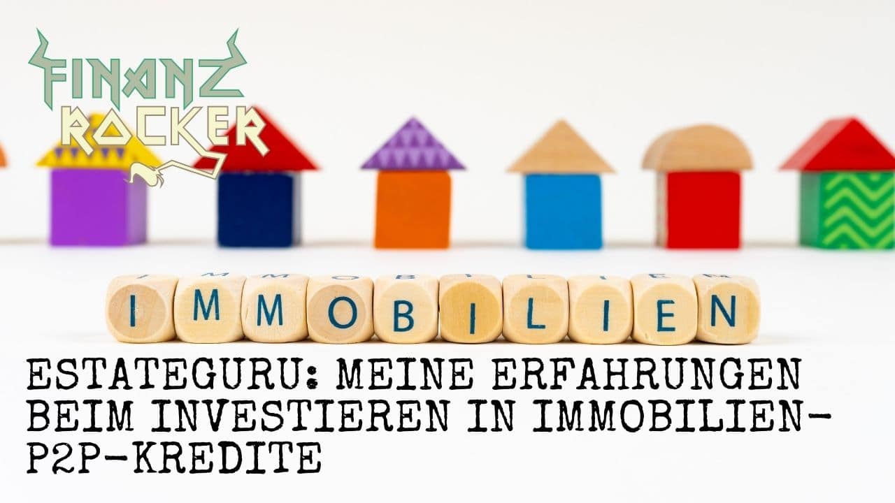 Estateguru Immobilien P2P Kredite - Schriftzug auf Würfeln im Vordergrund und Spielzeug Häuser im Hintergrund